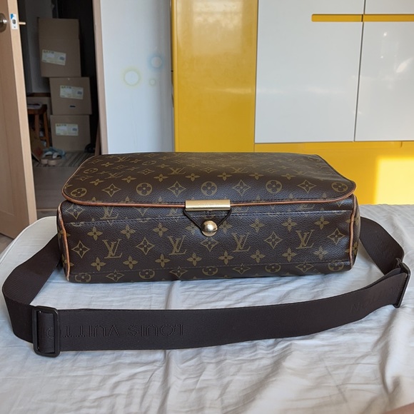 2004 Louis Vuitton Monogram Canvas Abbesses Messenger Bag in Great Condition. - Picture 6 of 13